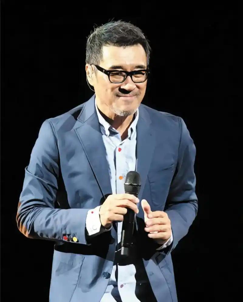 年轻时，我们都觉得爱情是寻得那个完美之人，由他点亮自己的世界。直至中年，才恍然领
