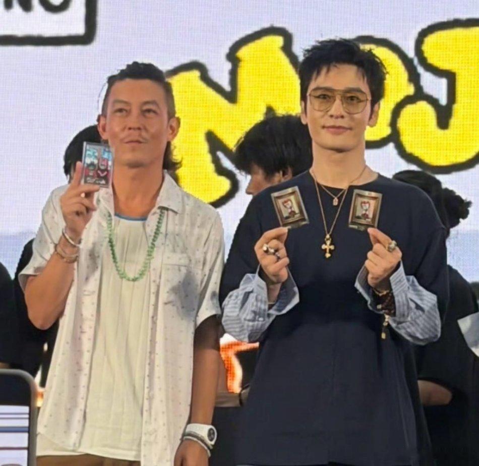 黄晓明比陈冠希的状态好太多了，黄还比陈大三岁，现在无论从状态、咖位，黄也是遥遥领