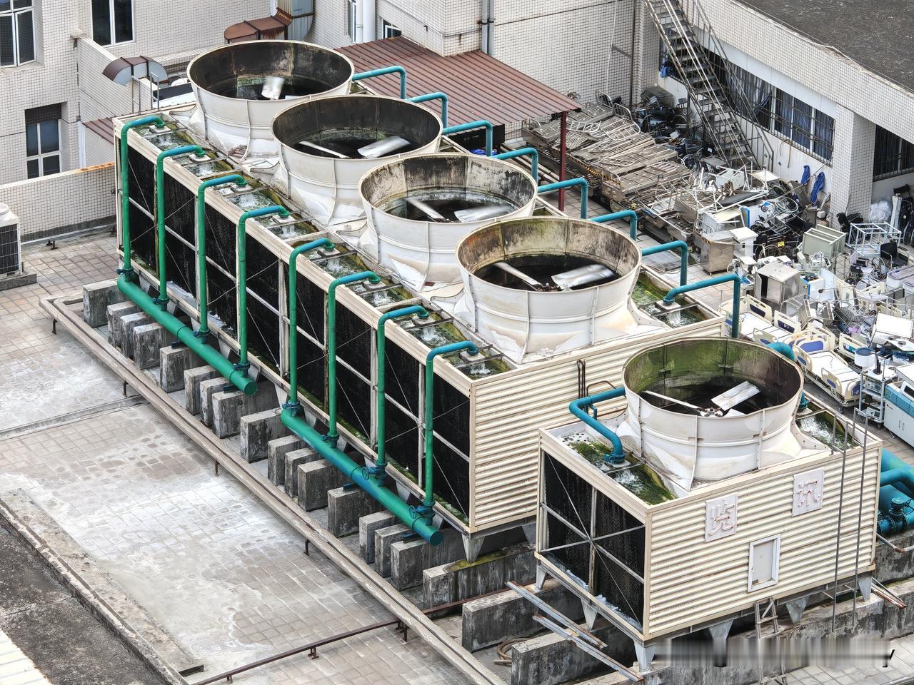 站在医院的顶楼看架空层，这是什么物件？