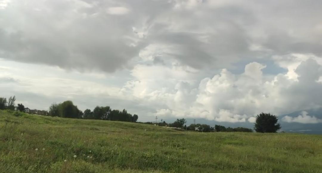 云层把天空调成静音模式苍山的轮廓浸在牛奶里
风掠过水面时没惊动半片帆影
可以看看