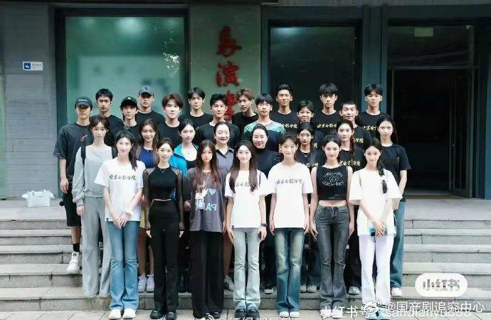 北京电影学院新生报到照片曝光，有网友说第一排短裤女生感觉会爆，你觉得呢 ​​​