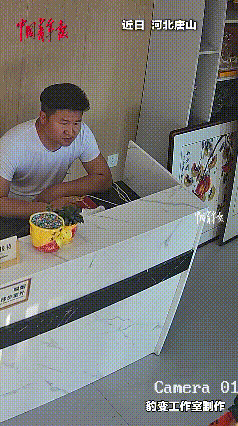 “活该发财！”河北唐山，一少年暑假打工送外卖，他高兴地和顾客分享，这单是自己最后