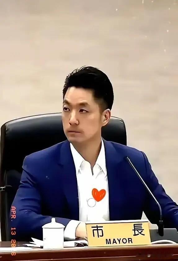 两蒋的棺材在台湾放了五十多年还没入土，蒋家后人想自费迁回大陆安葬，可蒋万安这个当