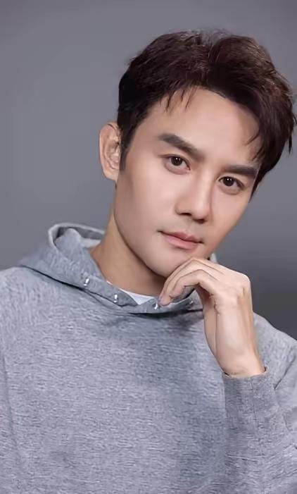 这小子长的眉清目秀，气宇轩昂的，实至名归的大帅哥，没有之一。他是谁？