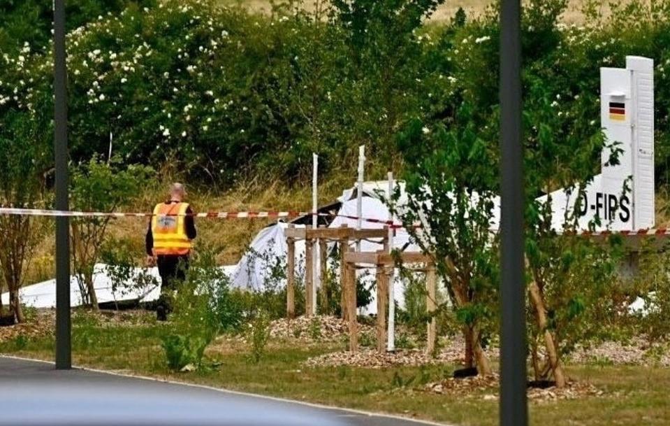 突发，法国一架小型飞机坠毁造成11人死亡

据法新社援引默尔特-摩泽尔省政府报道
