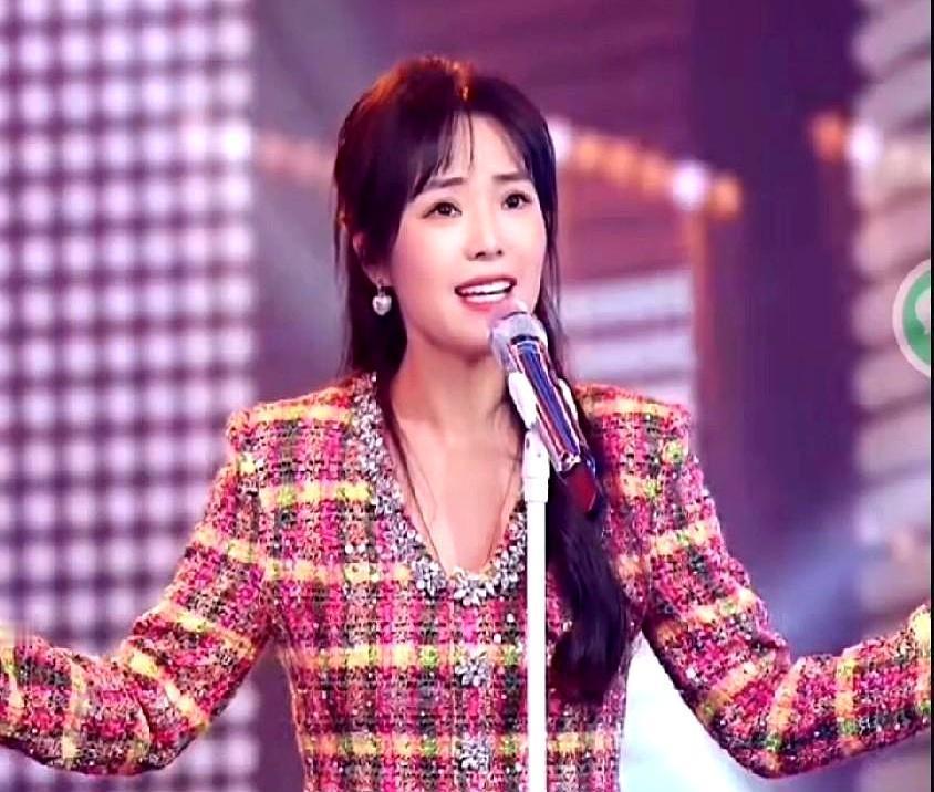 不靠脸吃饭，也有人往她饭里吐口水。
 
嗓子疼得像吞刀片，她还在直播。一个高音没