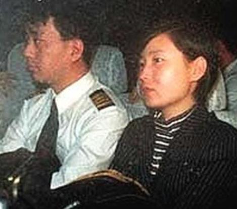 1998年，国航机长袁斌只因为不满分房制度，携带着妻子，驾驶载有95名乘客的飞机