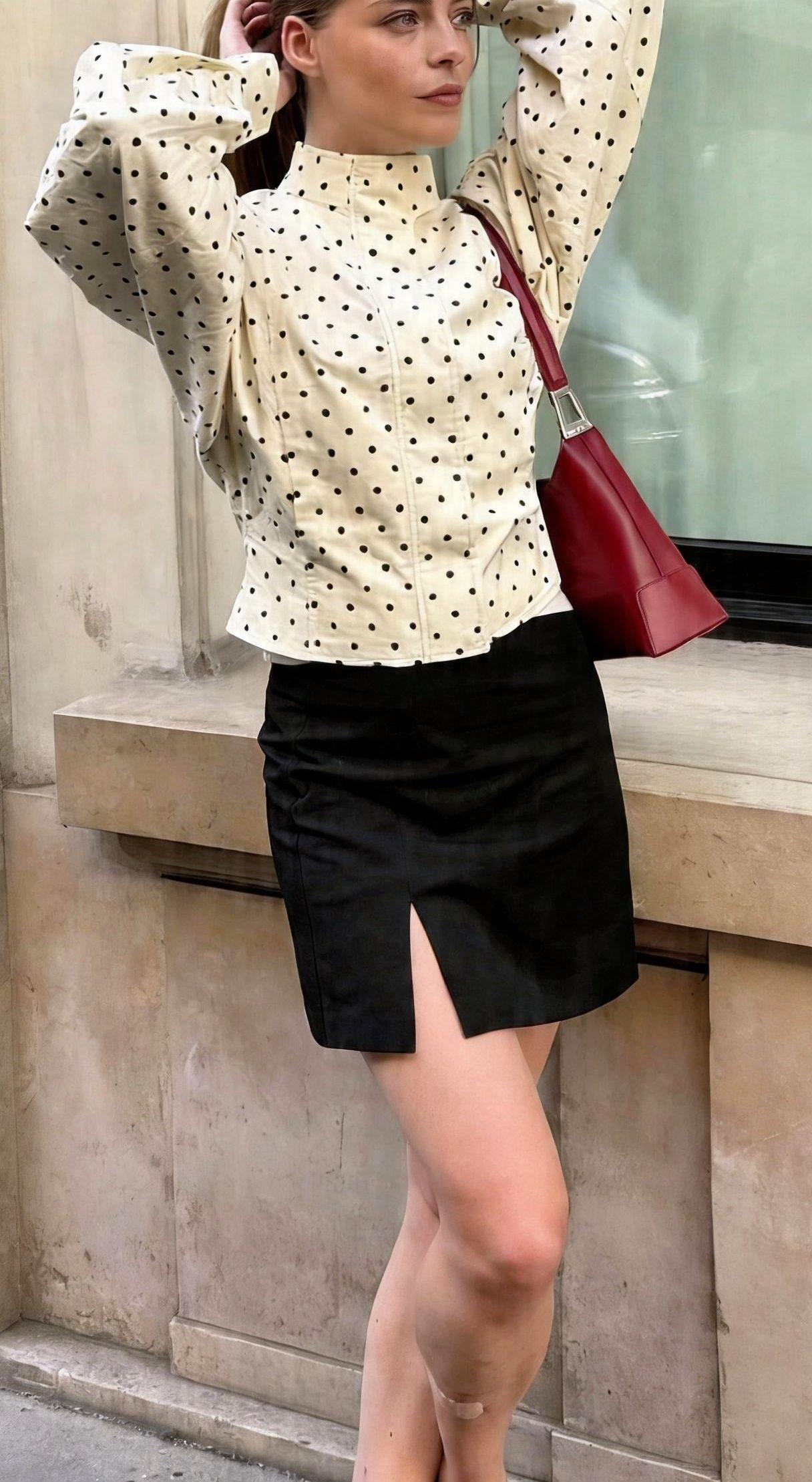 🎯波点与直线的博弈？高领收住随性，开衩释放野心。时尚从不是平衡，是精准的失控。