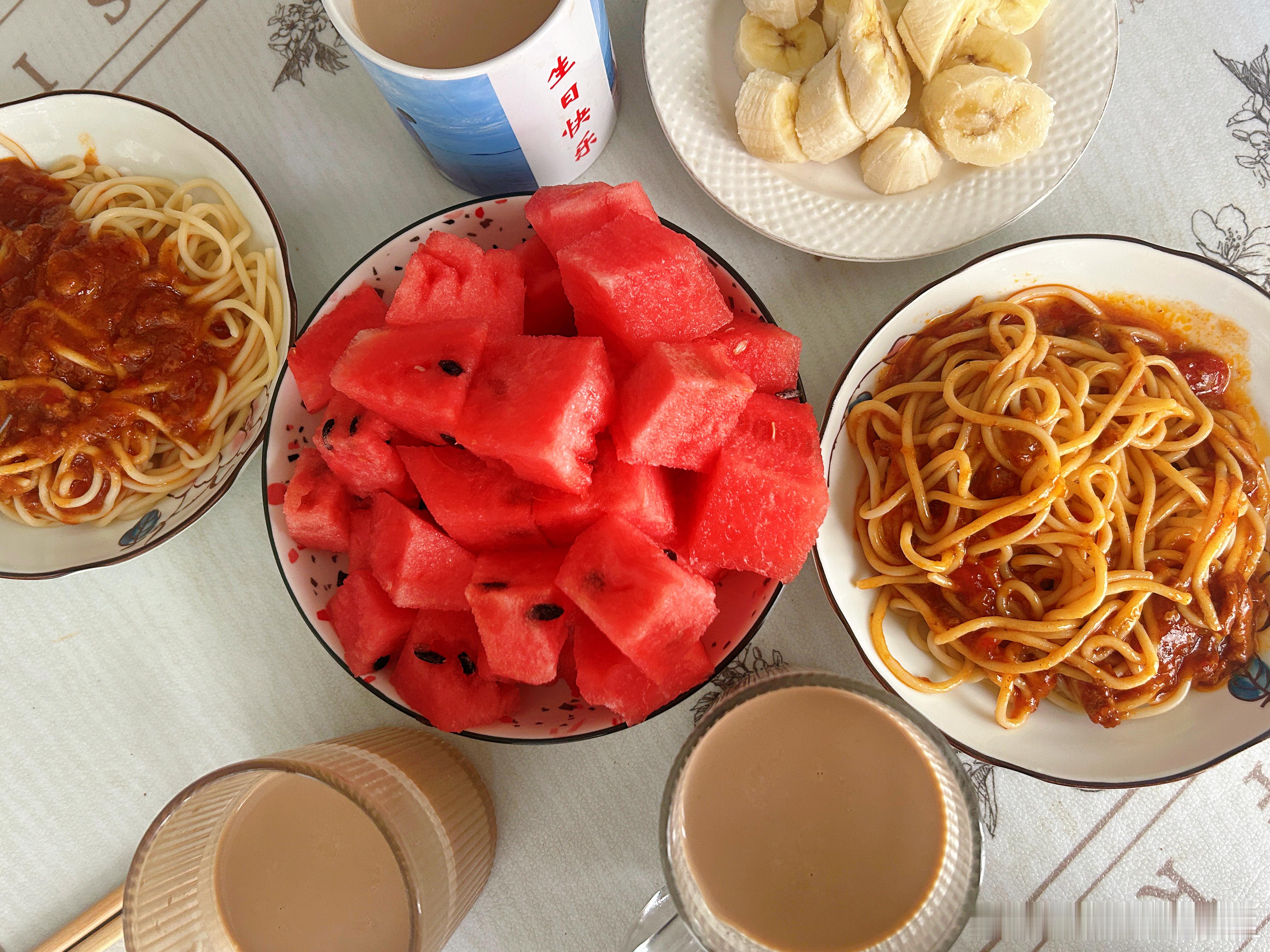 今日份早餐意面🍝果仁露🥜西瓜🍉香蕉🍌新清晨新状态，放下疲惫，好好感受今天