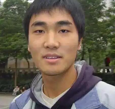 “每月就给我500块，资助不起装什么孙子！”2006年，贫困大学生向海清向媒体怒