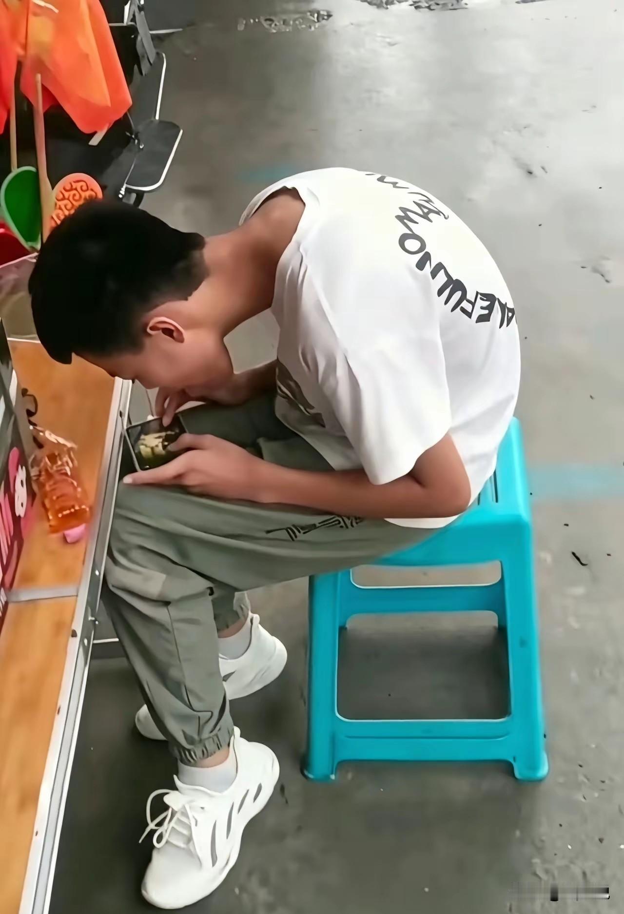 不论你在哪，人们坐着没事大多数都在玩游戏，自控力这玩意一般人都没有，所以，游戏就