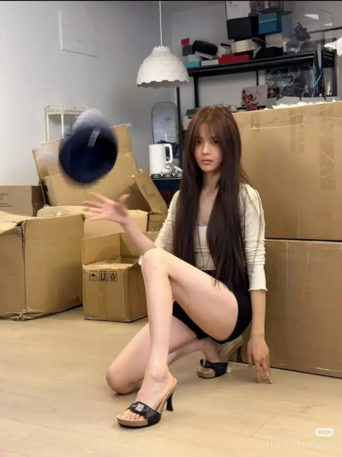 线下与线上颜值差距最小的女明星，
应该是杨超越了吧。
从一个厂妹，
通过自己的努