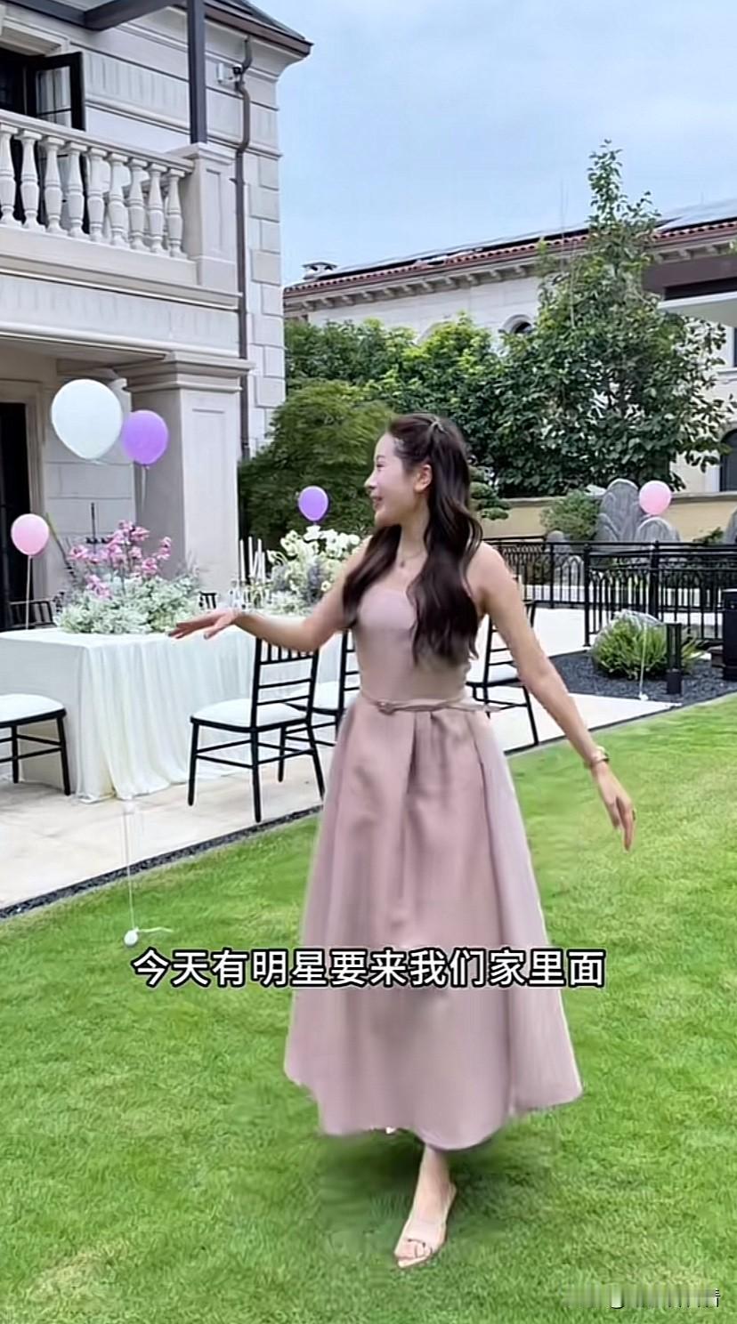 宋玉希家里又热闹了，有两位明星来家里做客，布置好了场地，还有晚上要吃的大餐也都准