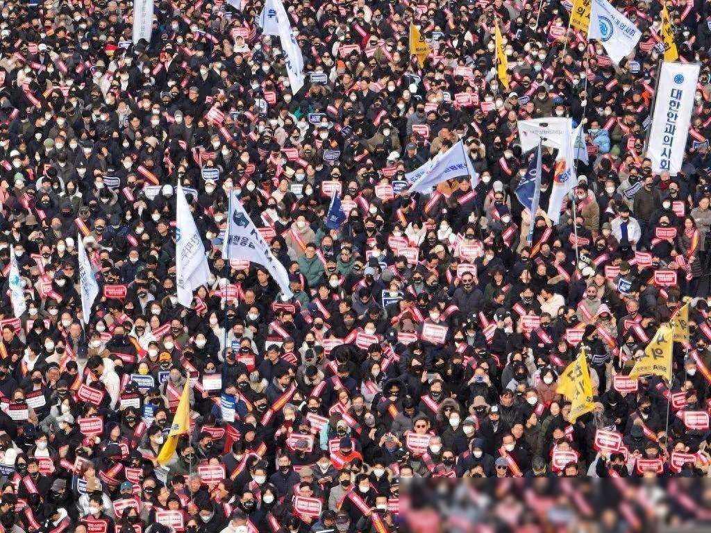近日，韩国医生罢工事件持续升级，超过万名医生离岗参与罢工，给韩国的医疗体系带来了
