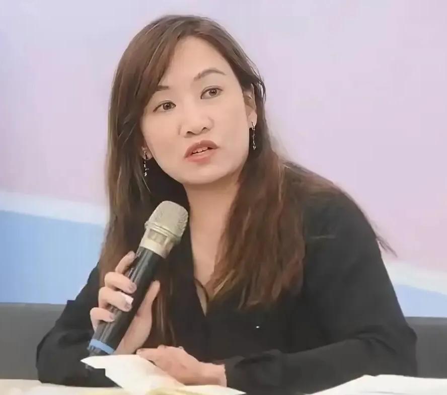 王浅秋又回来了，火力全开狠批沈伯洋——“谁能接受自家社区要摆提供毒品和针头的地方