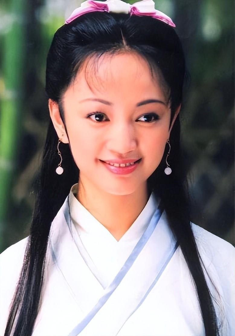 罗海琼卷发惹争议，大度回应了，她才是真正的“松弛感美女”！
罗海琼年轻时因出演《