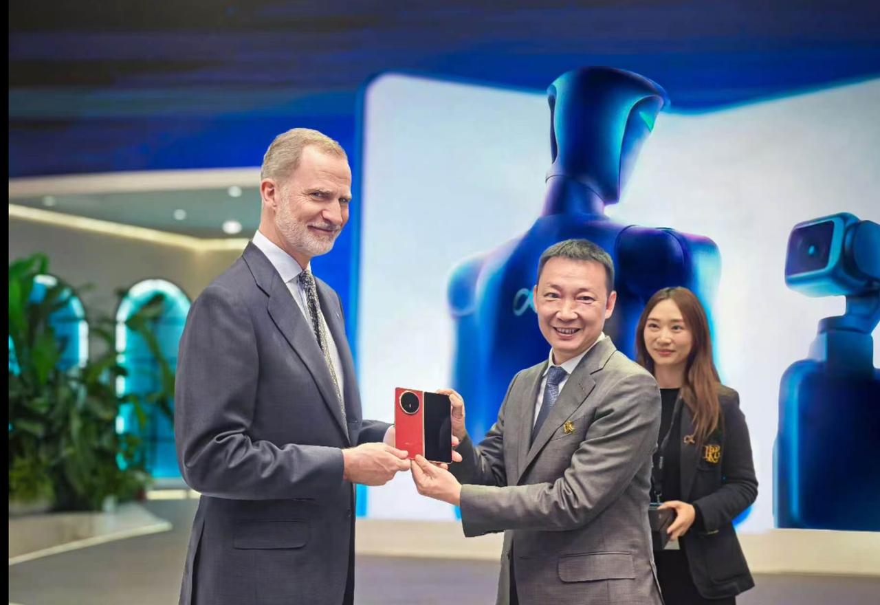 我勒个去！西班牙国王费利佩六世竟然亲临MWC 2026荣耀展台，还获赠了新一代折