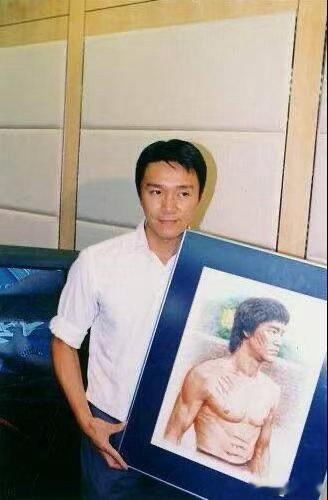 周星驰是李小龙铁粉的证据找到了 周星驰的喜剧从来不只是好笑，好笑底下全是功夫哲学
