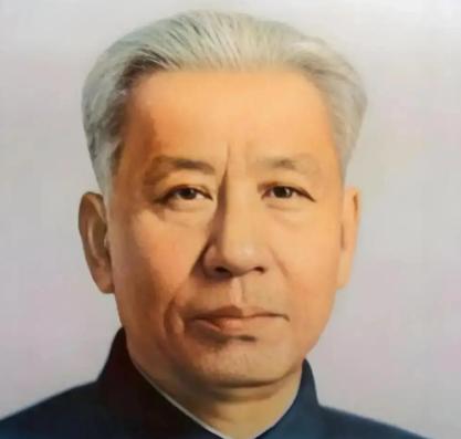 1955年大授衔前夕，刘少奇曾明确反对授予陈毅元帅军衔。周恩来得知后，立刻写下了