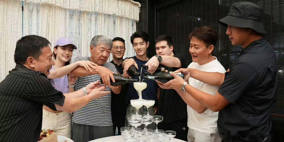 肖战藏海传举行庆功宴，庆祝圆满收官。 ​​​