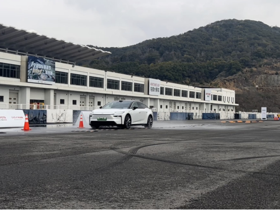 最近铂智7的动态首测刷屏，我也来聊聊我的看法。20万级纯电轿车，现在确实卷，但卷