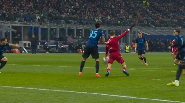 据说啊，意甲领头羊国米，可是意甲的门面。
咋的，这回连“门板”都被博德闪耀给扛走