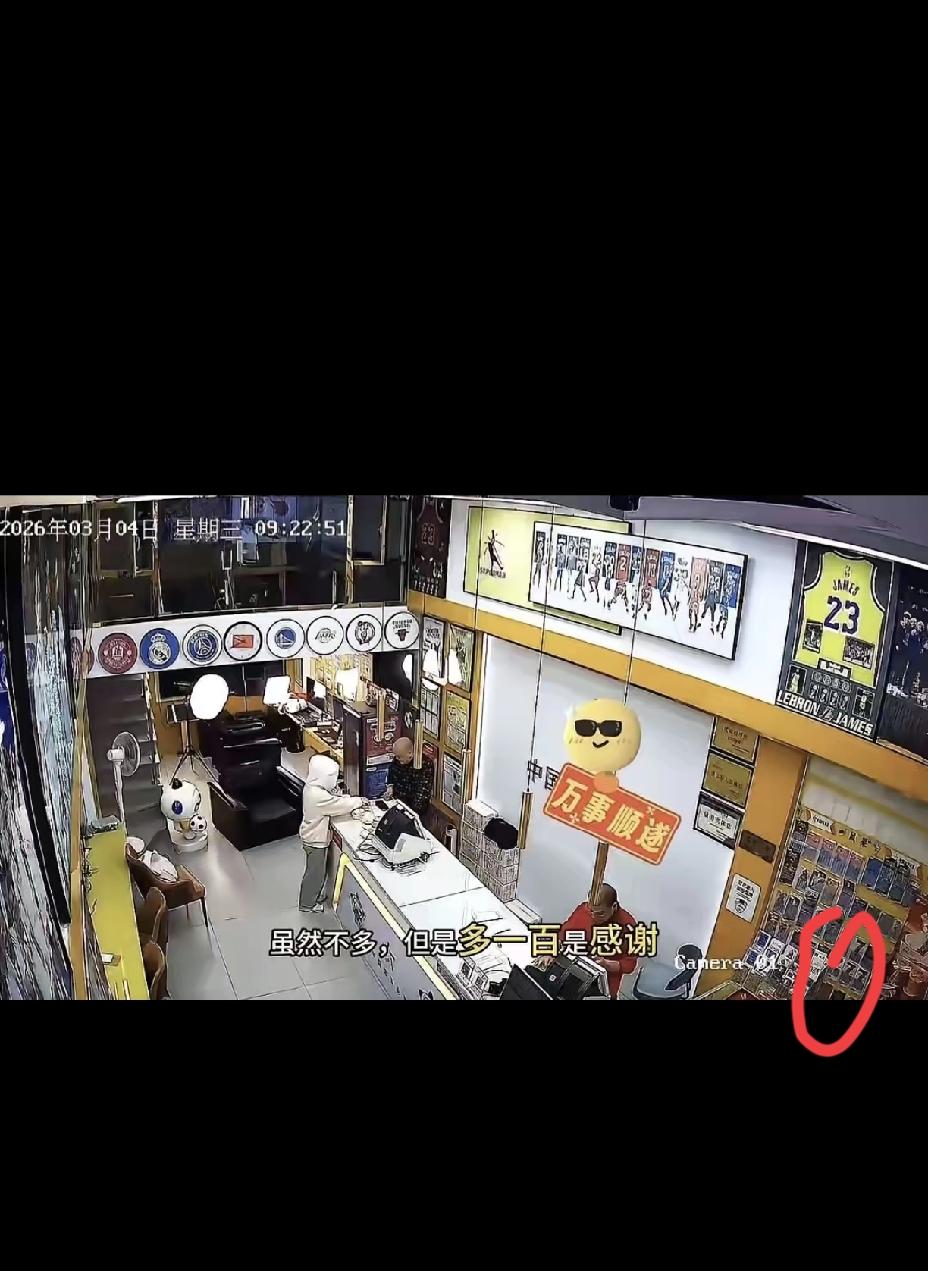 谁懂啊！福州深夜这一幕，戳中了无数打工人心底最软的地方。
 
女孩求职受挫身无分