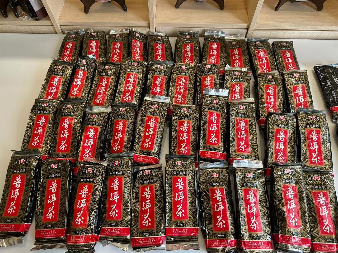 01年勐海茶厂黑袋散熟，三级原料，比另外一款黄袋好。01勐海茶厂黑袋散茶 普洱茶