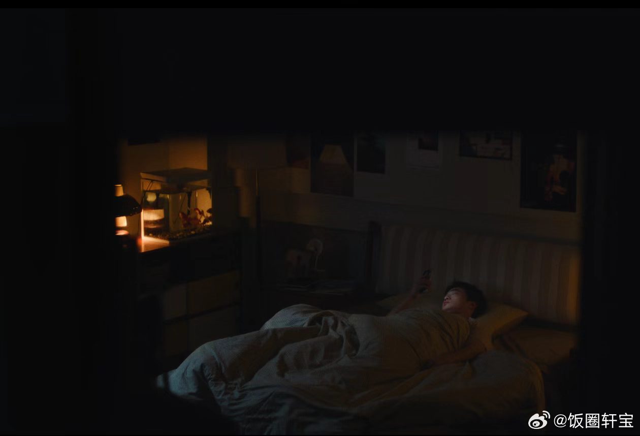 换手机时终于承认自己很念旧 平时总吐槽它卡顿耗电，真要和它告别，心里却空落落的。