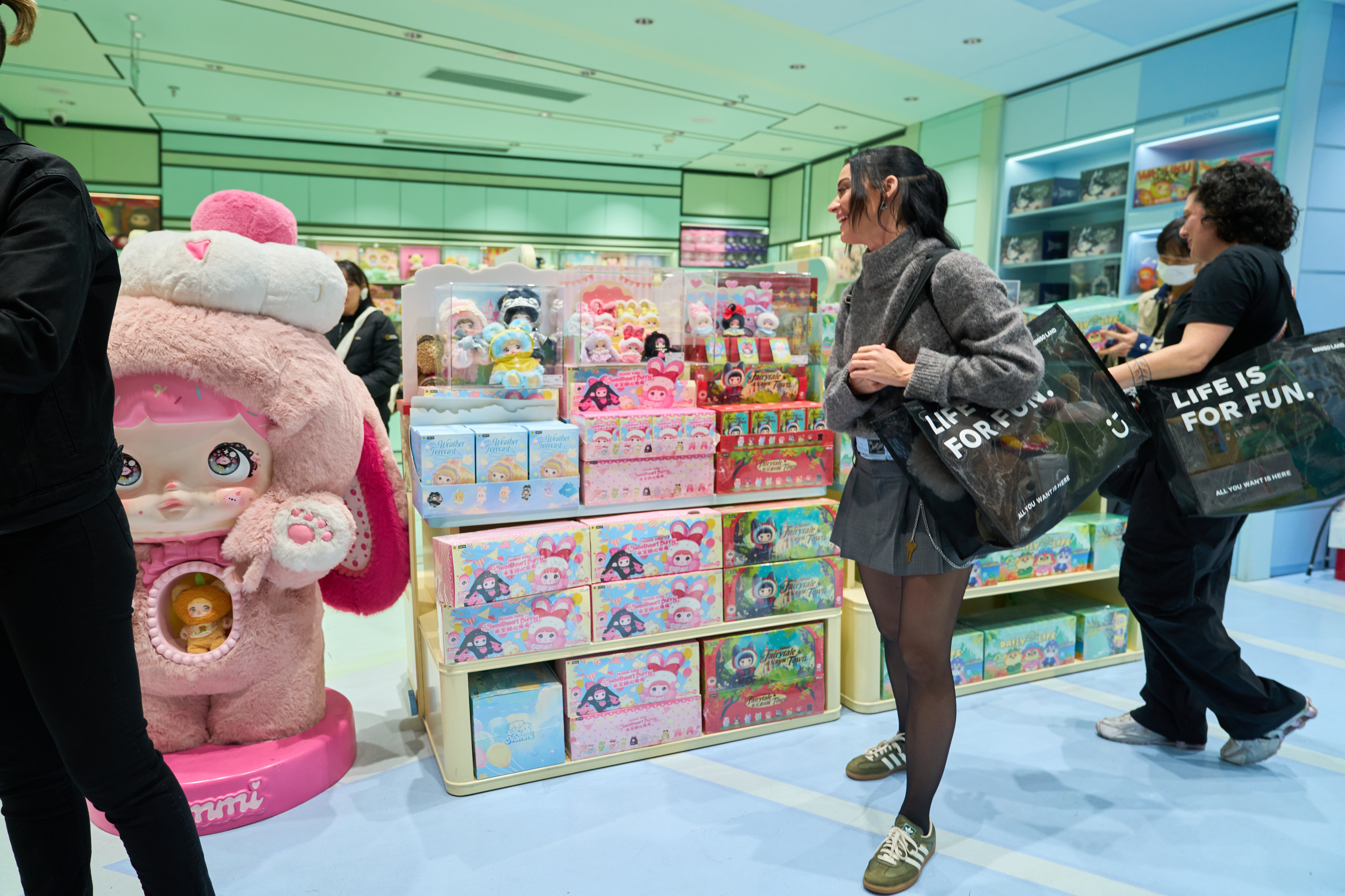  MV里的吉福特熊、逛店贴贴的小熊，水果姐走到哪宠到哪，这才是真爱粉式追星吧～