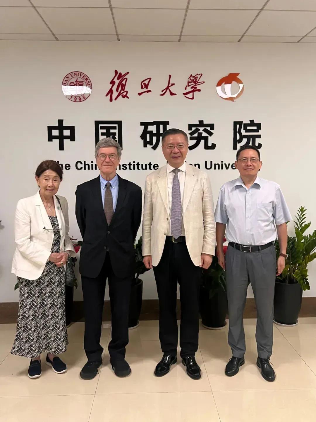 张维为与合影留念中的C位。来复旦研究院与张教授合影，张教授总是站在C位，不管你是