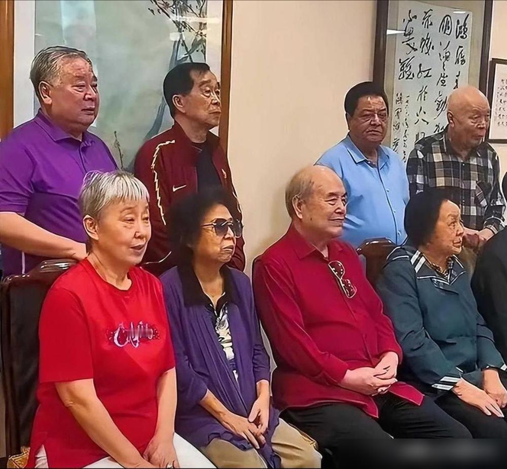 李金斗、赵炎这种大腕，合影竟然被挤到后排？中间坐的那个“老头”，你可能根本不认识