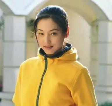 1996年，张岩在上海拍旅游节目《绕着神州走》，跟他共同主持节目的张锦成对她一见