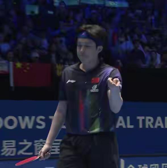 【周启豪稳守反击，拿下第一局】状态火热的周启豪想，八强战遇上了队内头牌王楚钦。双