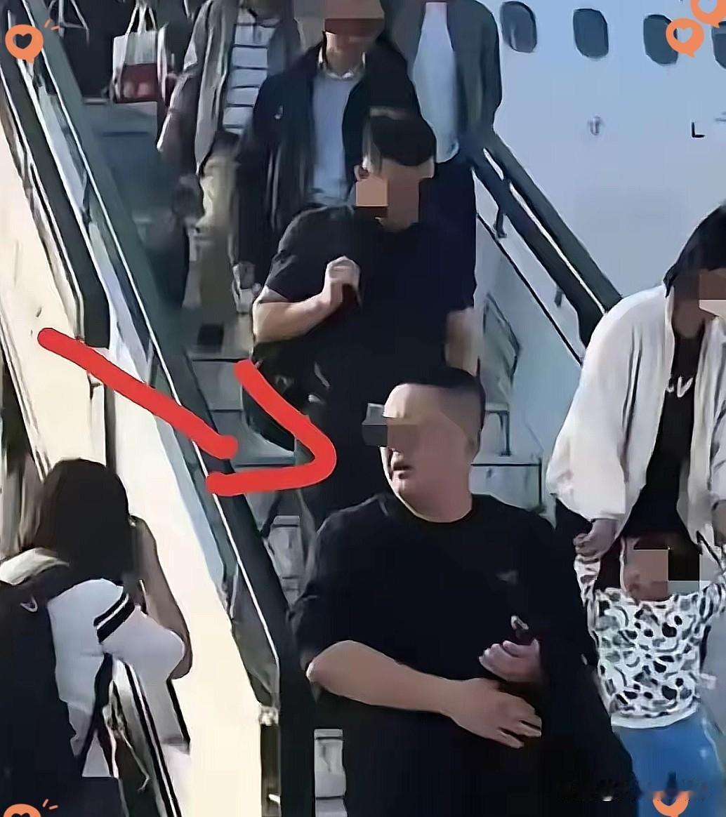 向空姐道歉吧！欧某某，这还是只是开始。
在东航报警之后，欧某某被大家找到了，看着
