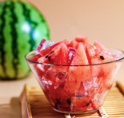冰西瓜是“尿毒症催化剂”？提醒：不想肾衰竭，4种食物尽量少吃


大热天的，老李