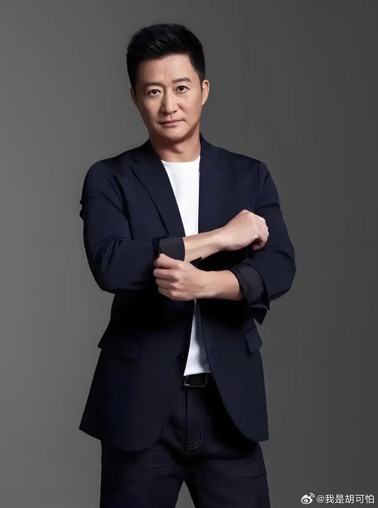 吴京的审美壁垒：镜头里只有强者的群像。《镖人》里阿育娅要做大漠女王，《战狼》里龙