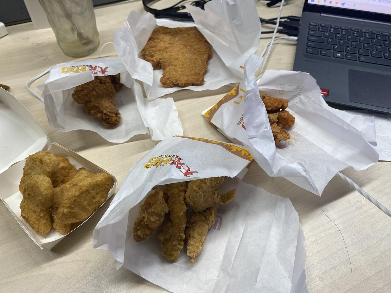 买了一堆麦当劳小食，发现干涩辛辣柴，一点也不必肯德基好吃了。
10几年前肯德基开