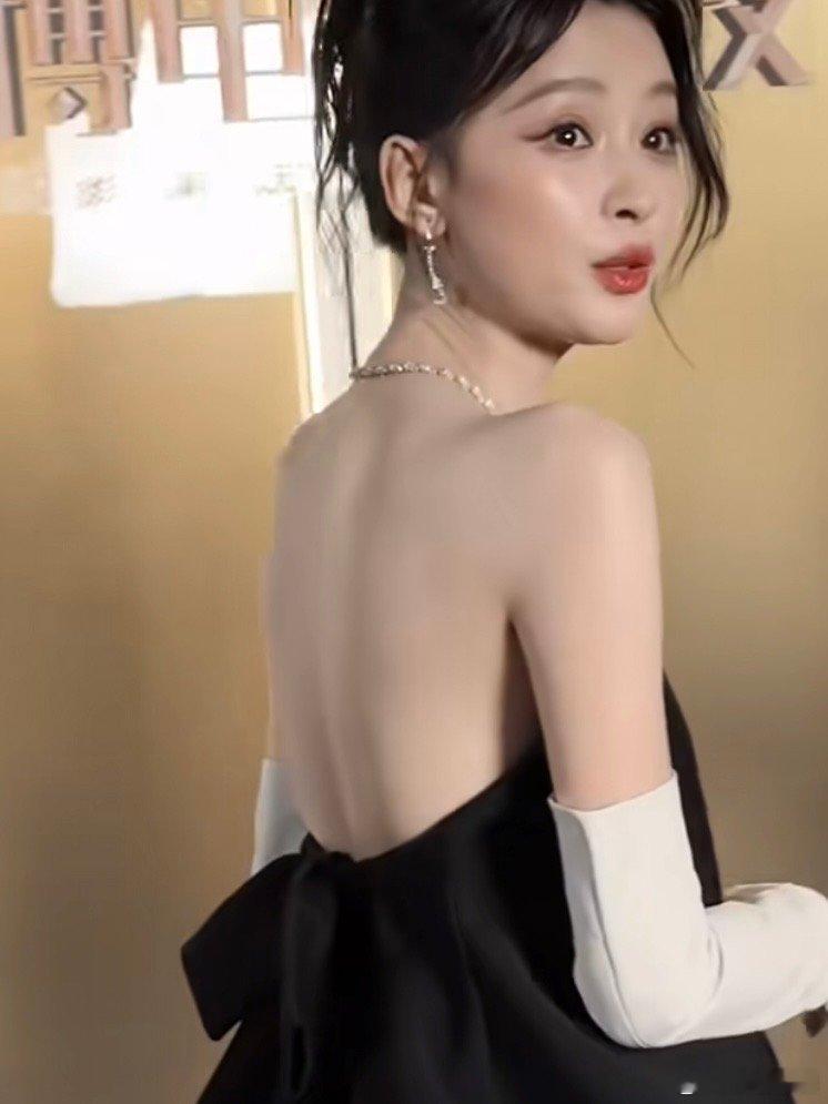 孙怡下车后问这是红毯吗孙怡这9秒美成啥了点开视频直接被孙怡惊艳！全套气场全开，下