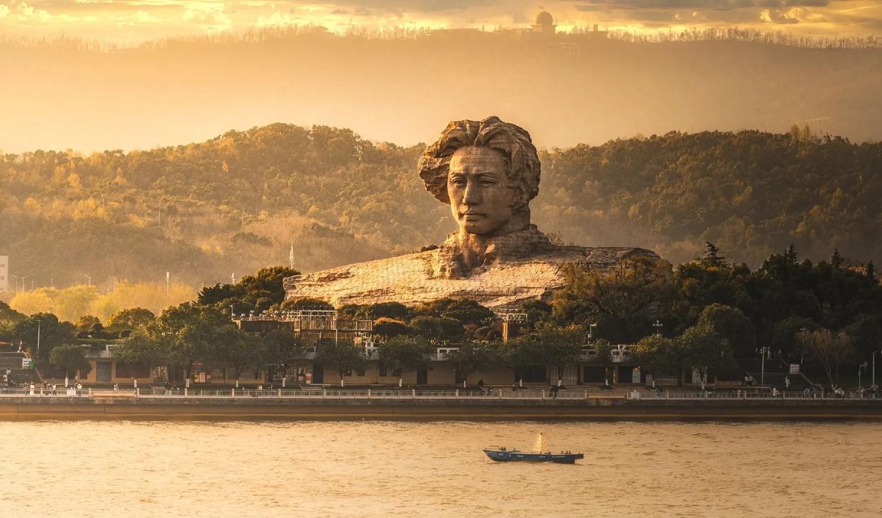 今天（2025年12月26日）是毛泽东同志诞辰132周年纪念日。公者千古，人民万