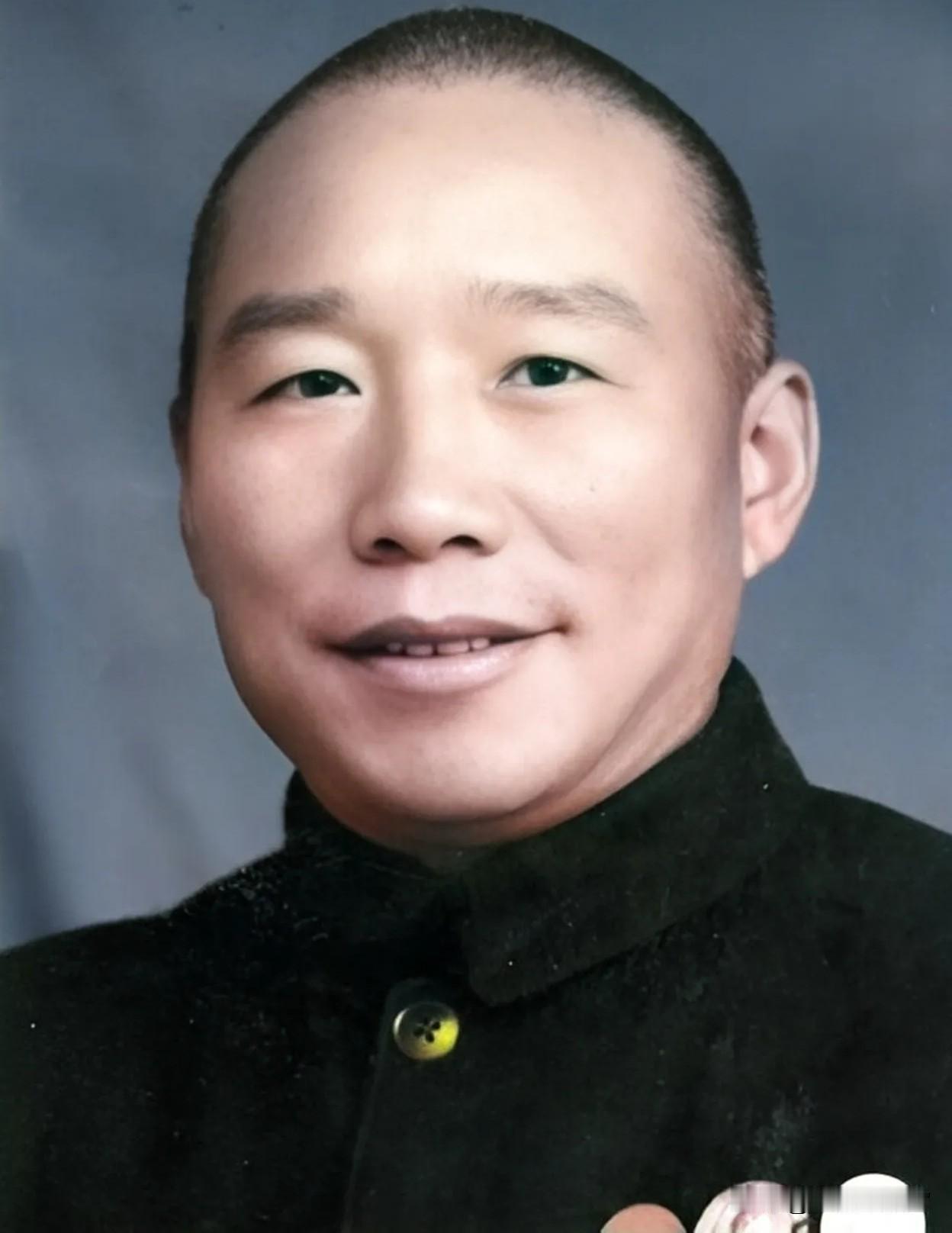 1948年，国军的一名伙夫和大部队走散了，被解放军拦下。解放军看他年纪大，便发了