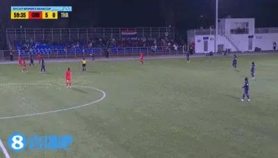U17女足亚洲杯，黄沁怡犹如罗纳尔多附体，带球强势突破泰国两人防守，然后爆射破门