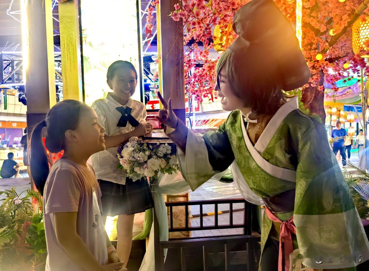 沉浸式市集激活夜经济】8月15日晚，裕华区委网信办组织新媒体联盟开展“凝聚网络力