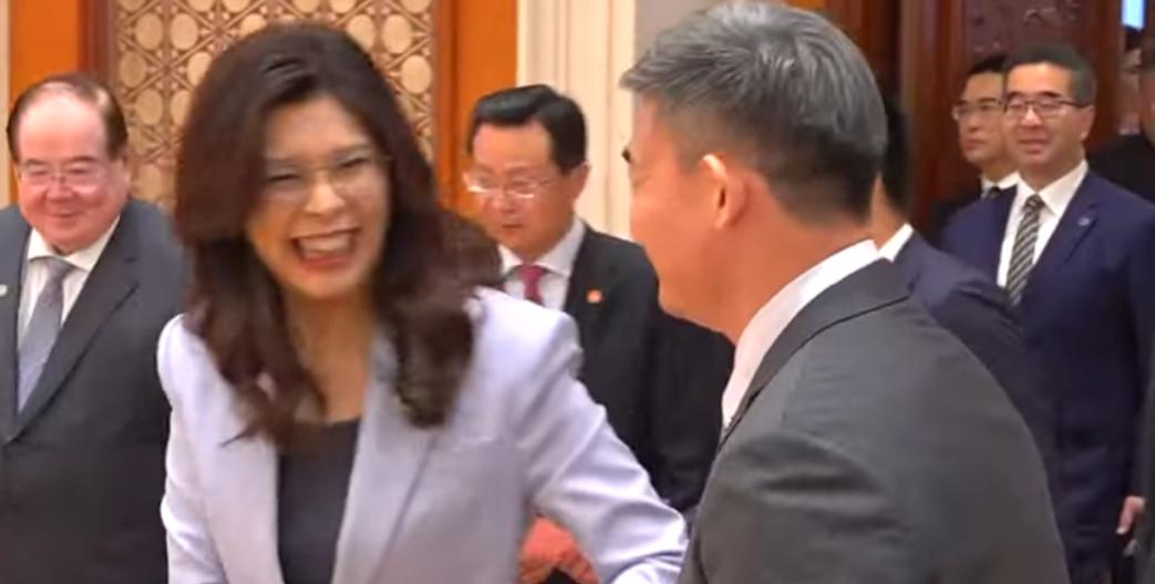 这一晚的细节太有意思了，开场放的是茉莉花，郑丽文讲完话换成了阿里山的姑娘！两首曲