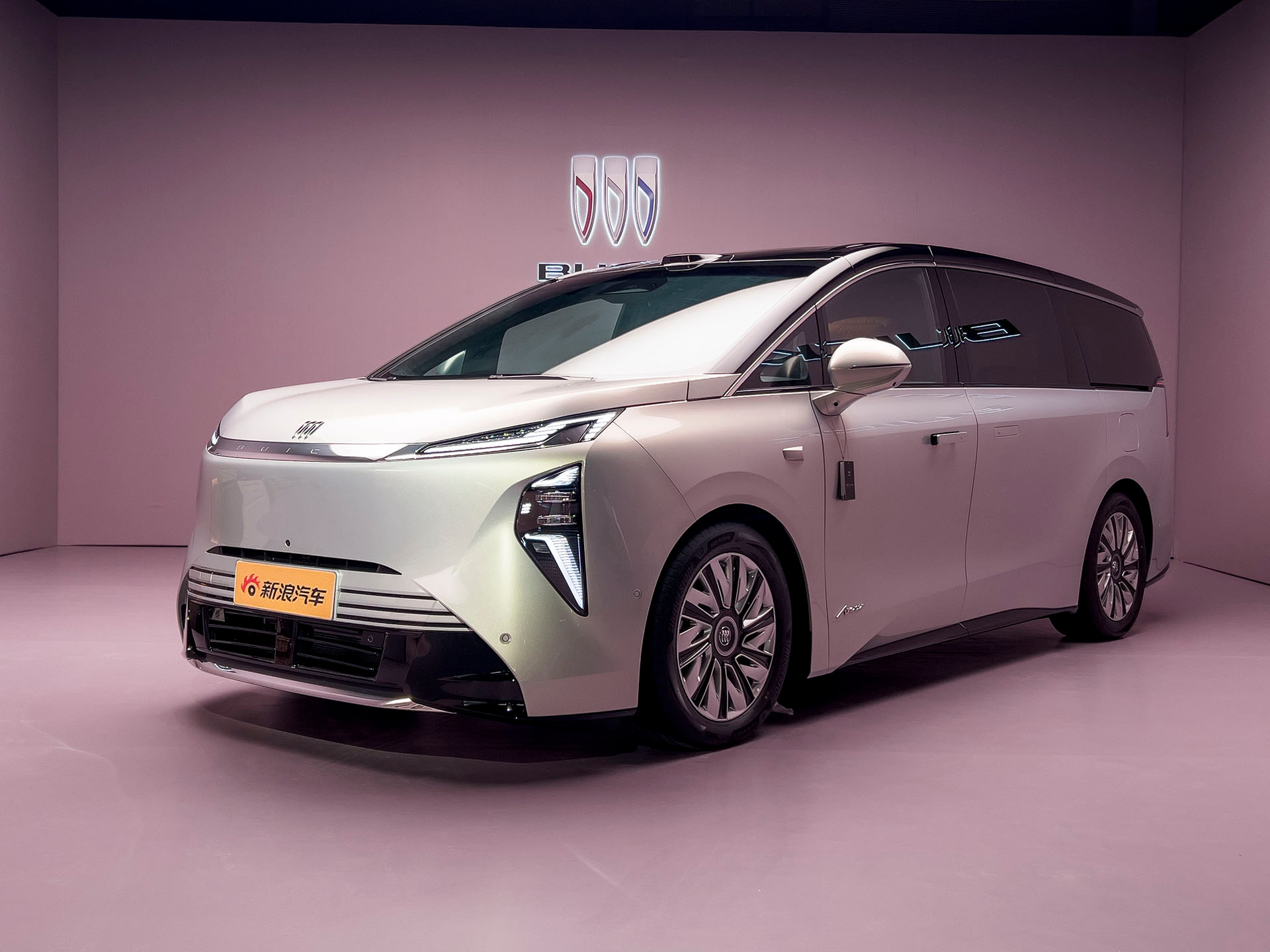 是上汽通用别克旗下高端新能源子品牌至境的首款MPV车型，也是深耕MPV的GL8的