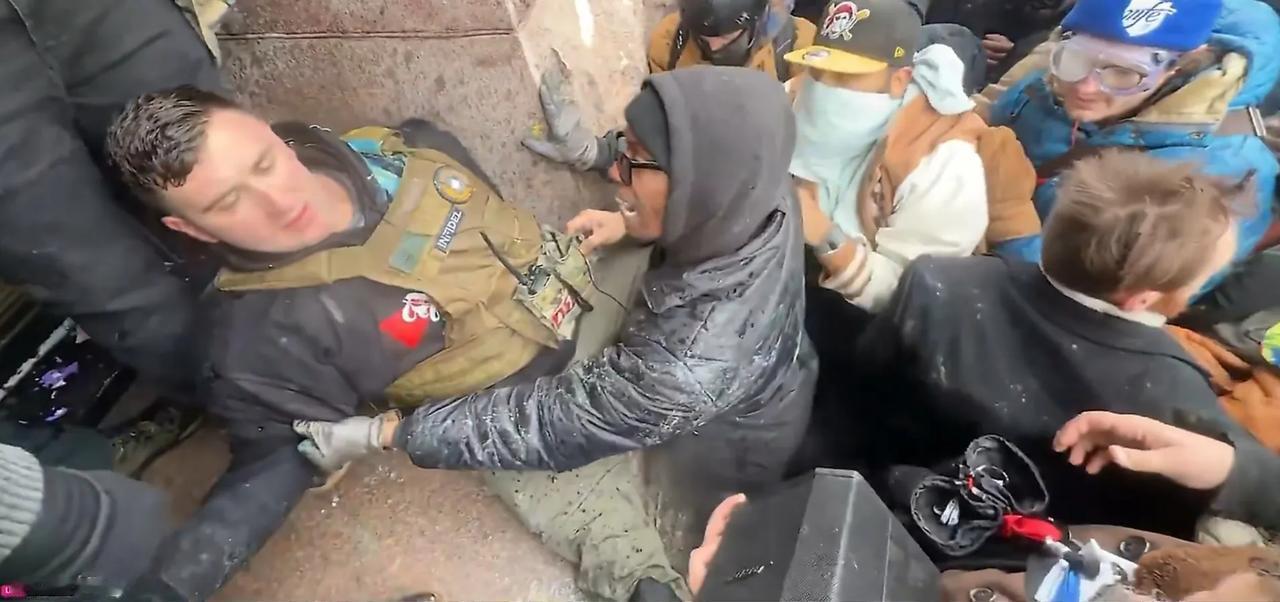 美国明尼苏达州明尼阿波利斯现在成了反对老特移民政策的前线。既有不少右翼来到这里支