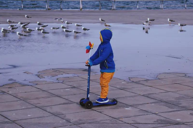 一个远房亲戚的儿子，独苗，家境清贫，已经快步入三十大关了，母亲急的不行，前几年天