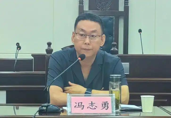 去年6月25日，武丽娜应法院之约去递交申诉材料，武丽娜信以为真欣然前往，但令武丽