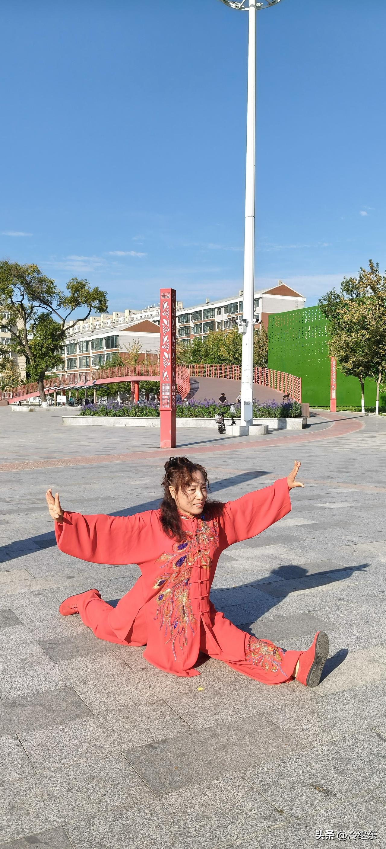 秋高气爽，气候宜人。
黑龙江省肇东市武术协会的武术精英，每天都利用余暇时间，打磨