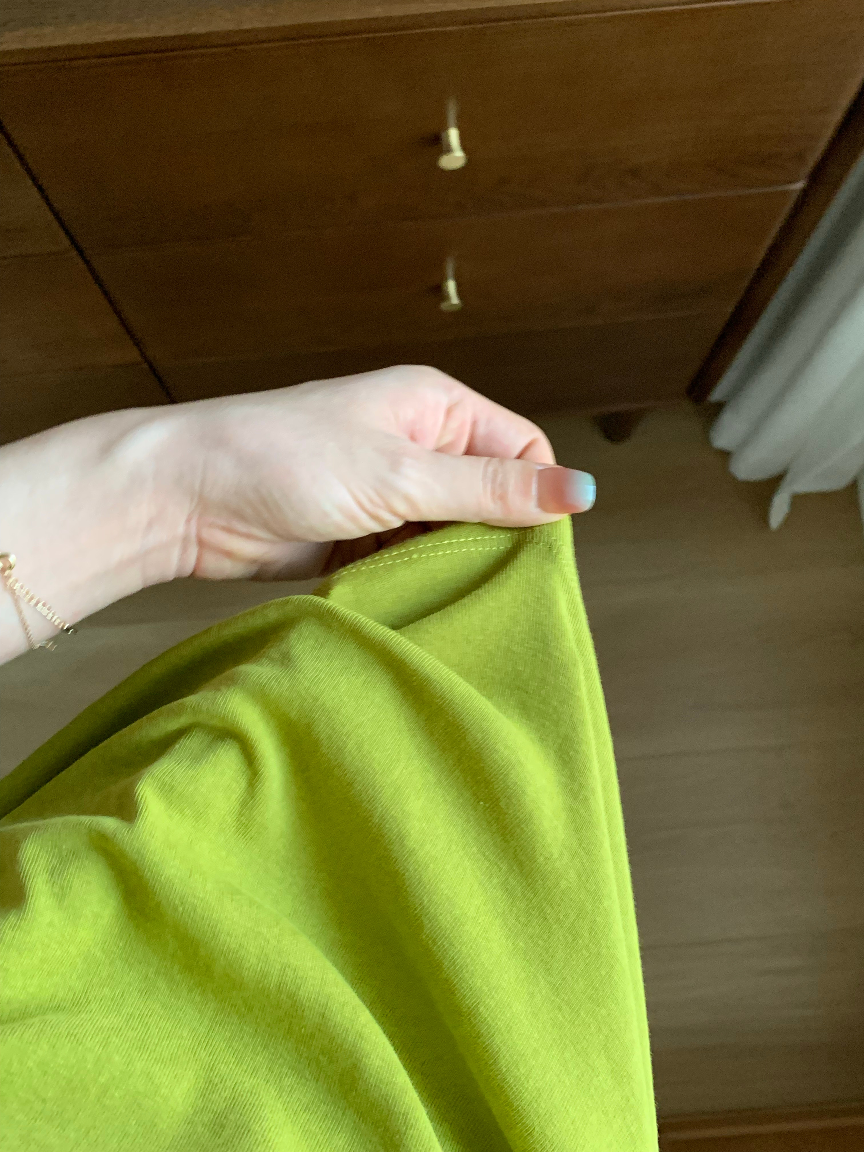 发一下棉麻收腰t的图～这件真的极好穿 舒适度和版型都很不错！等秋天时候还可以当内